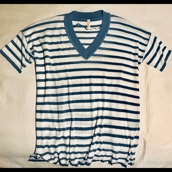 NEW! V-Neck Lightweight Sweater - M/L - Picture 4 of 6